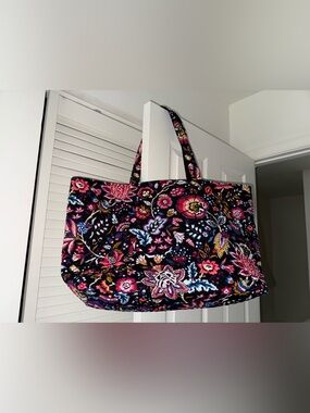 Vera Bradley Iconic Grand Tote (Reversible) in Foxwoods